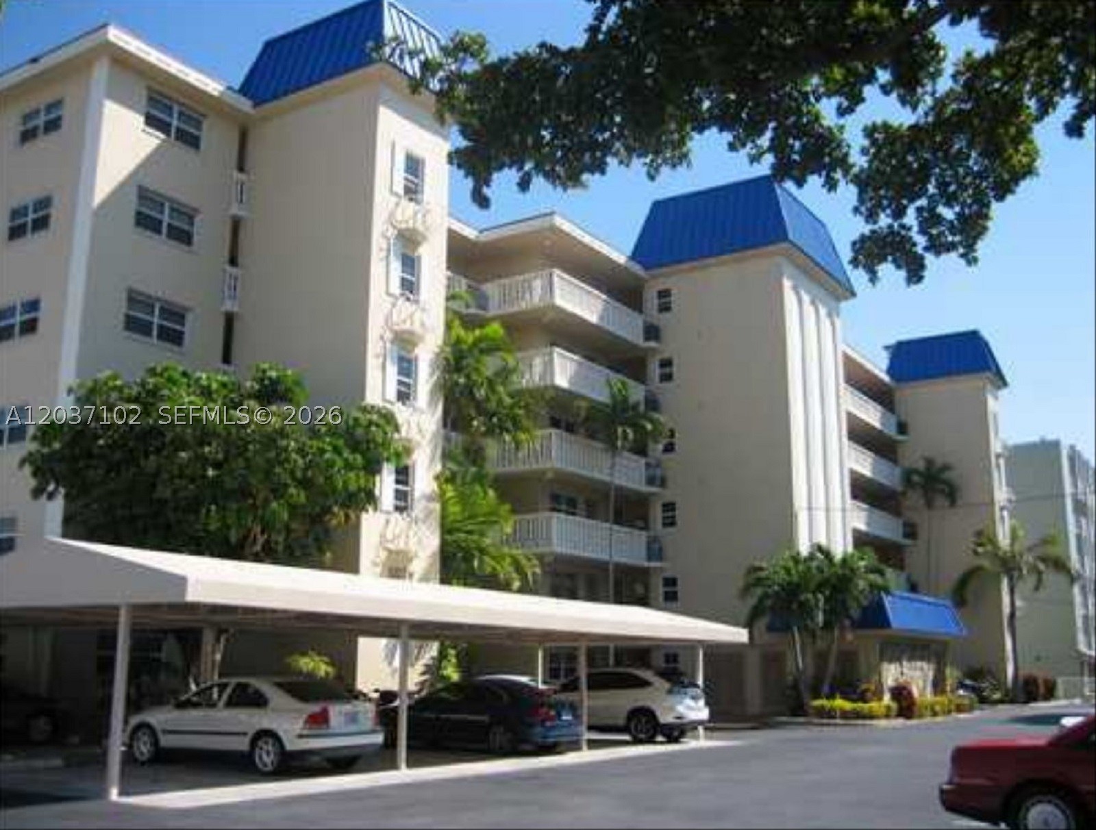 SOUTHAMPTON CONDO - Residential