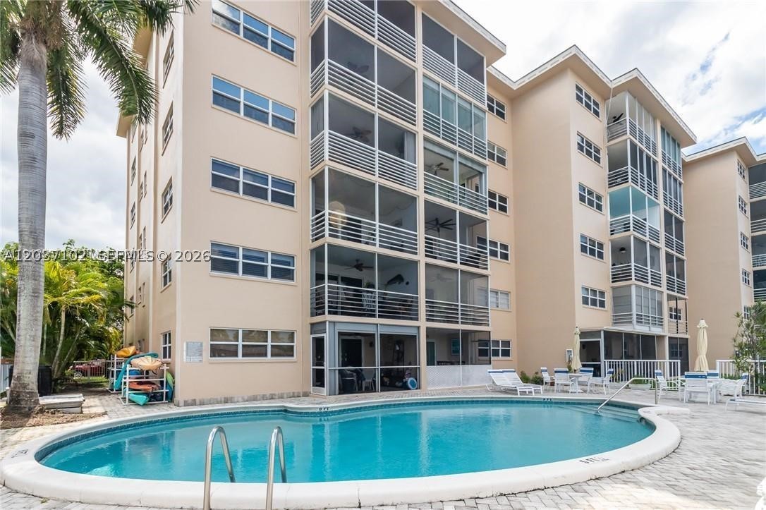 SOUTHAMPTON CONDO - Residential