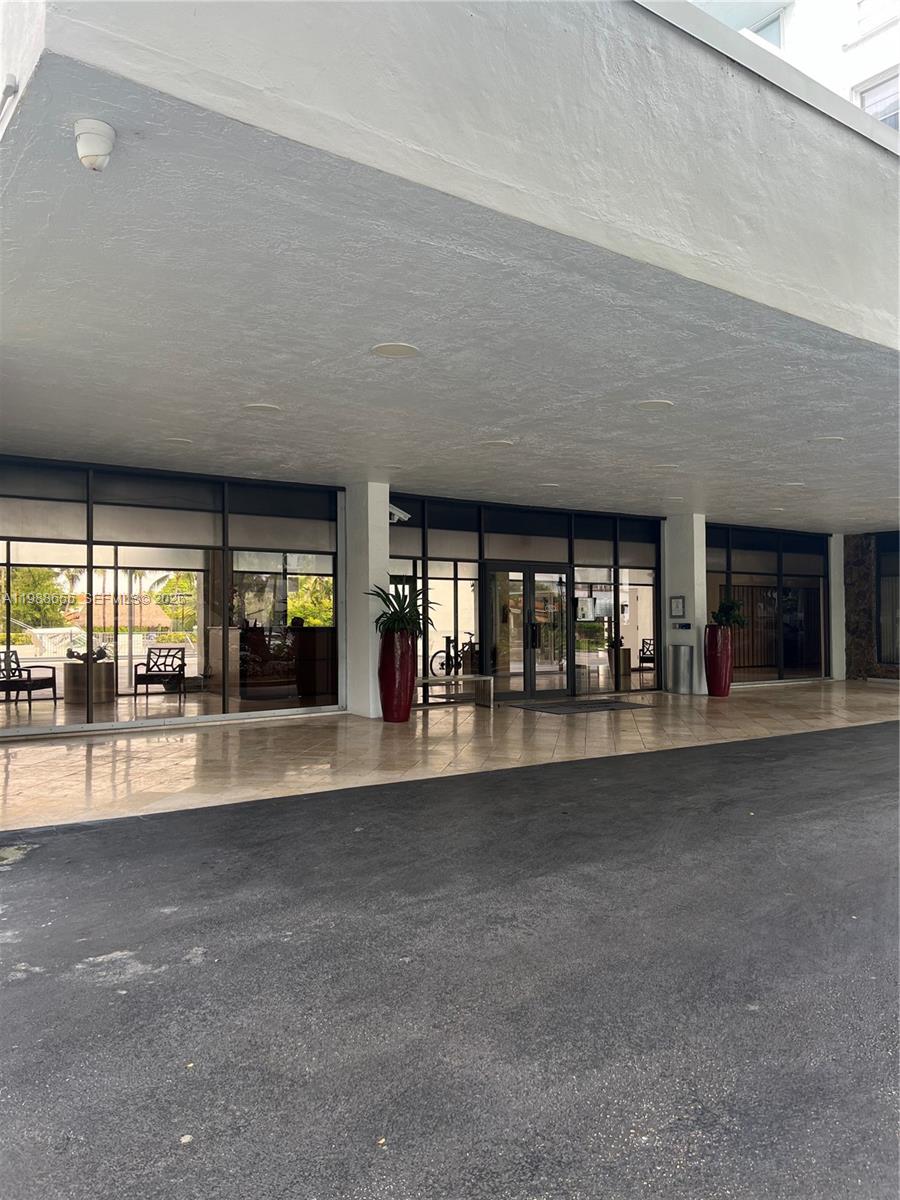 10000 PLAZA CONDO-NORTH T - Residential