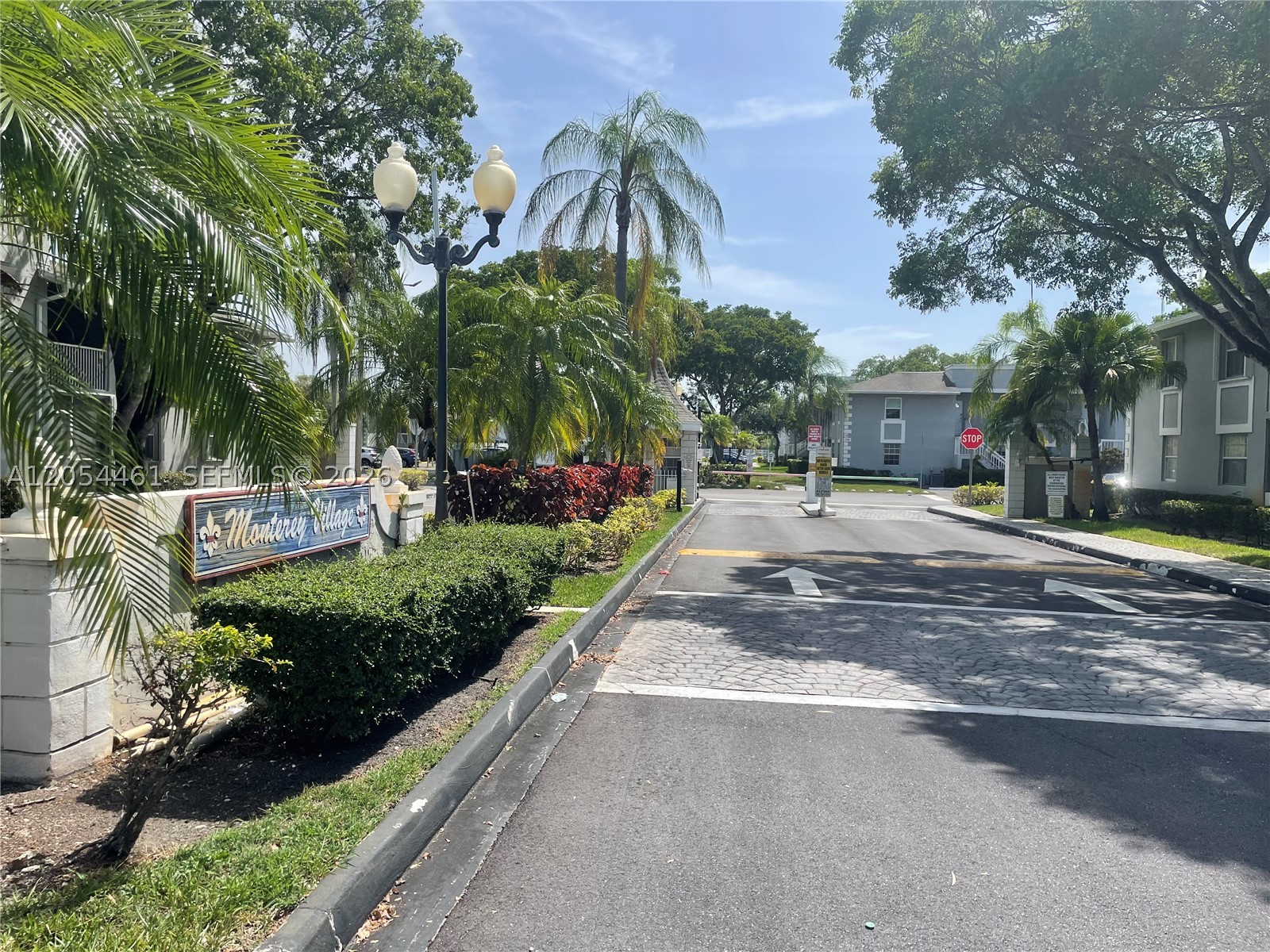 BEAUTIFUL, VERY SPACIOUS, UPATED 2/S SPLIT PLAN GARDEN'S APARTMENT ON THE 1ST FLOOR. BIG EAT-IN KITCHEN WITH NEW STAINLESS STEEL APPLIANCES. KITCHEN CABINETS REFURBUSHED. ENTIRE UNIT IS FRESHLY PAINTED AND NEW LAMINATED FLOORS THROUOUT. LARGE MASTER BEDROOM WITH A HUGE WALK-IN CLOSET. NEW FULL SIZE WASHER AND DRYER,
GATED COMMUNITY 24 HRS SECURITY.
CONVENIENTLY LOCATED TO SHOPPING. MAJOR ROADS AND AVENTURA. 
.