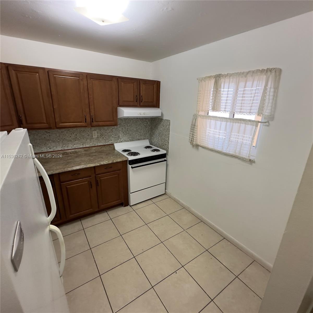 VILLAGE OF KINGS CREEK CO - Residential Lease