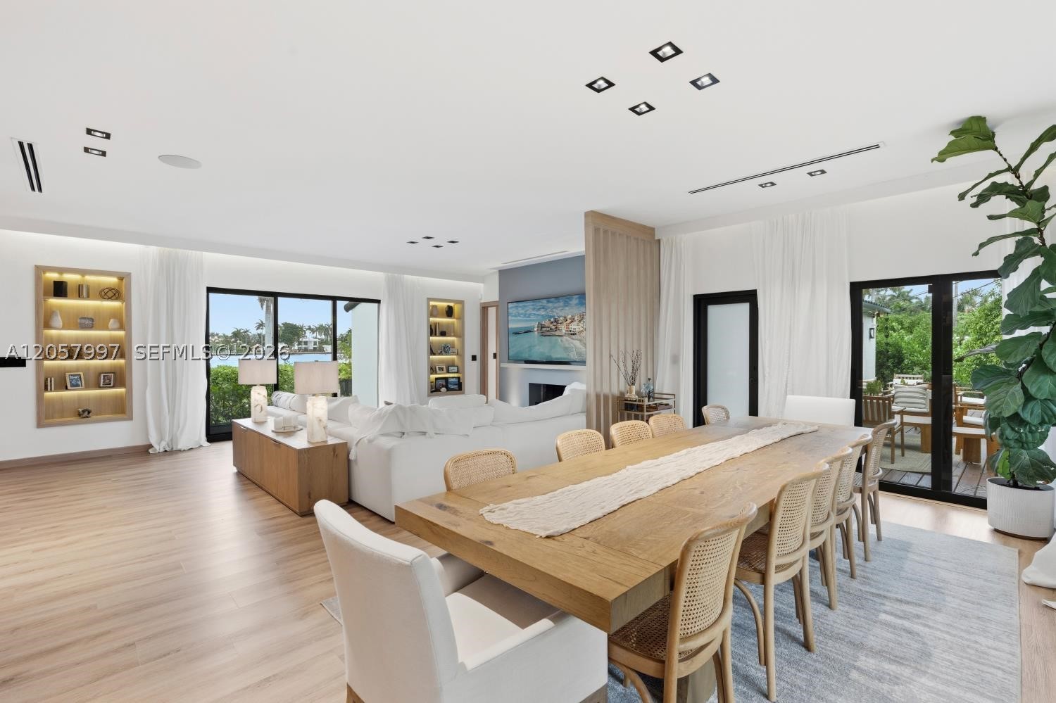 HOLLYWOOD LAKES SECTION - Residential