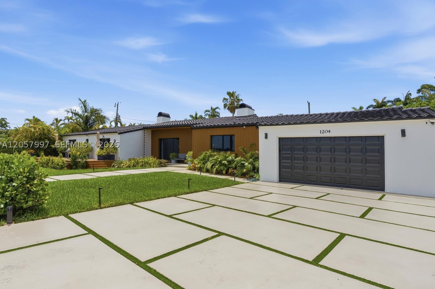 HOLLYWOOD LAKES SECTION - Residential