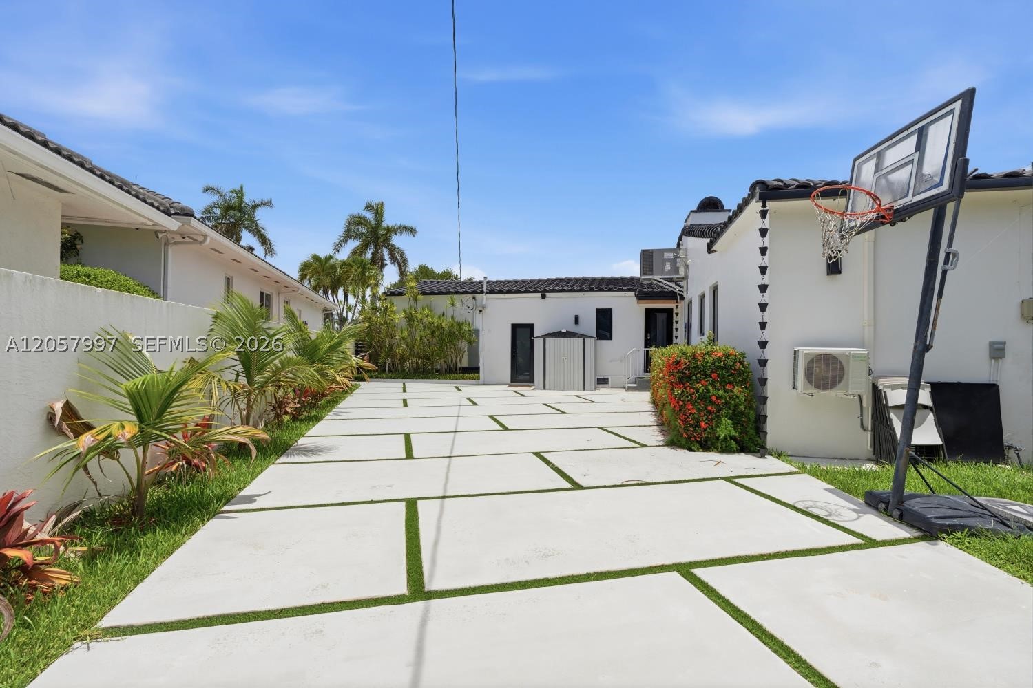 HOLLYWOOD LAKES SECTION - Residential