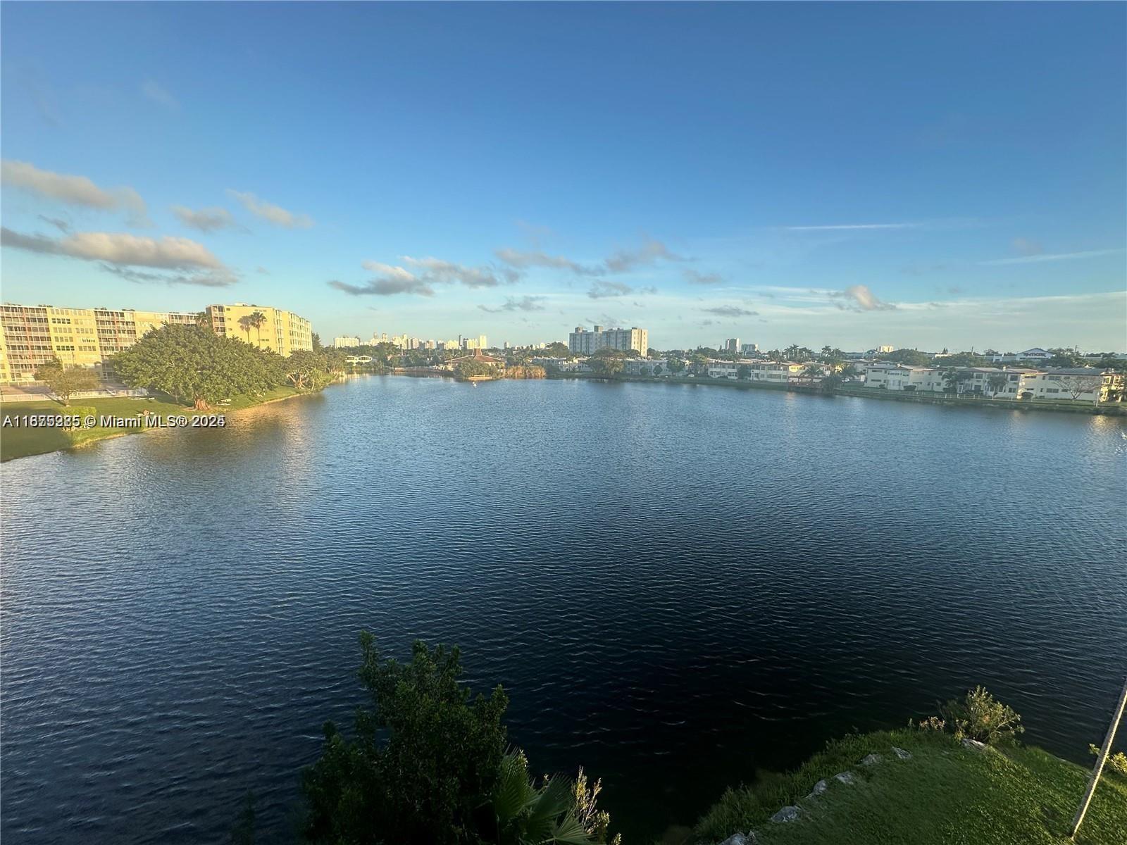 1,674SFT 2/2 condo completely remodeled, 2 huge bedrooms and 2 bathrooms , large kitchen with breakfast area, granite counter top, new cabinets. Property feature a beautiful lake view from the kitchen and the terrace. Please call listing agent for showings. Tenant month to month.