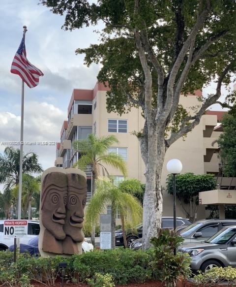 LARGE, NICE AND REMODELED UNIT ON THE FIRST FLOOR WITH A LARGE PRIVATE ENCLOSED PATIO. 2 BEDROOMS, 2 BATHS WITH VERY LARGE MASTER BEDROOM, EXTRA LARGE WALK-IN CLOSET AND DRESSING AREA.  UPGRADED KITCHEN WITH AN EAT-IN AREA. COMMINITY FEATURES RESORT STYLE AMMENITIES INCLUDING CLUBHOUSE, ENCLOSED POOL AREA, TENNIS COURTS, PICNIC AREA, THEATER, EXERCISE ROOM AND MUCH MORE.  GREAT FAMILY COMMUNITY, CLOSE TO SHOPPING CENTERS, RESTAURANTS AND MAJOR HIGHWAYS.
