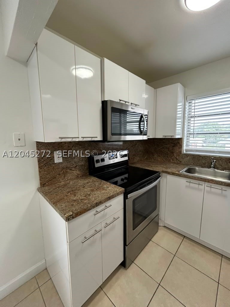 HOLLYWOOD LITTLE RANCHES - Residential Lease