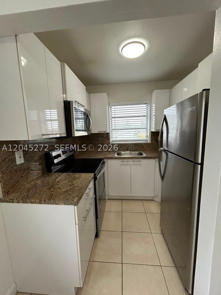 HOLLYWOOD LITTLE RANCHES - Residential Lease