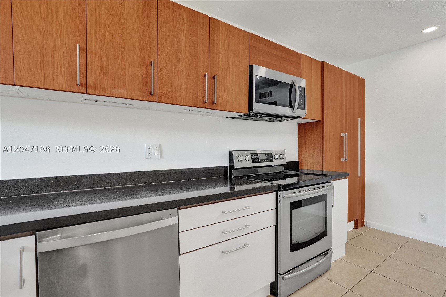 WINDSOR COURT CONDOMINIUM - Residential Lease