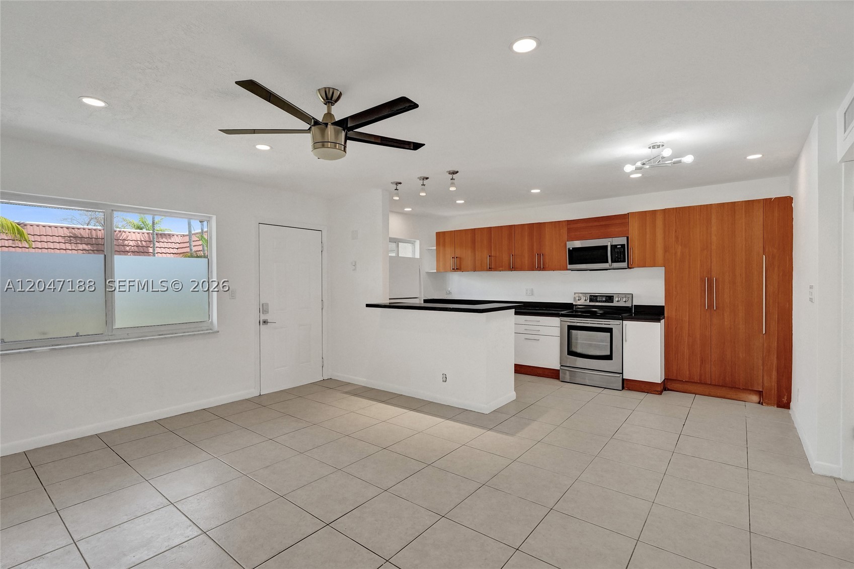 WINDSOR COURT CONDOMINIUM - Residential Lease