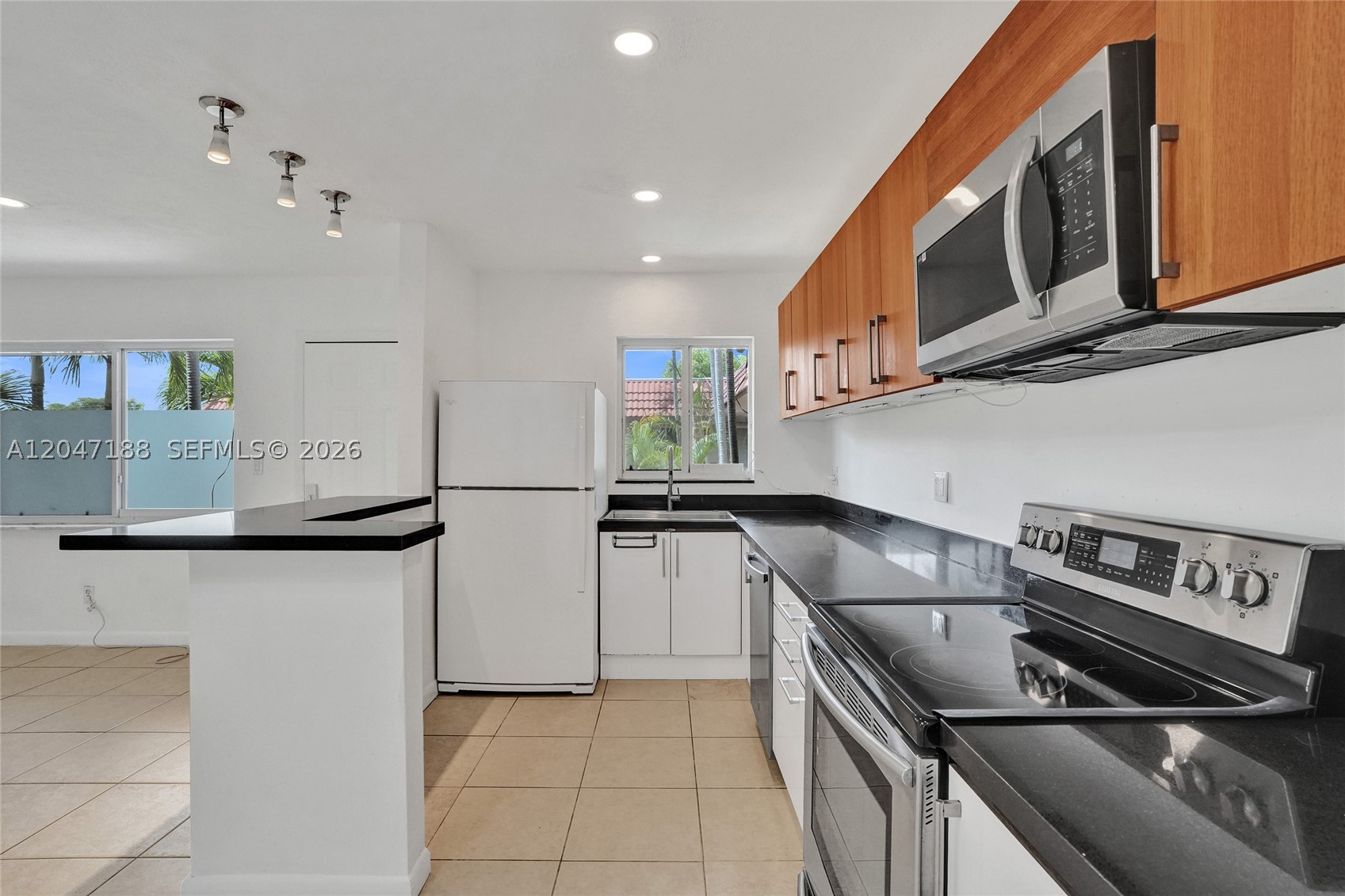 WINDSOR COURT CONDOMINIUM - Residential Lease