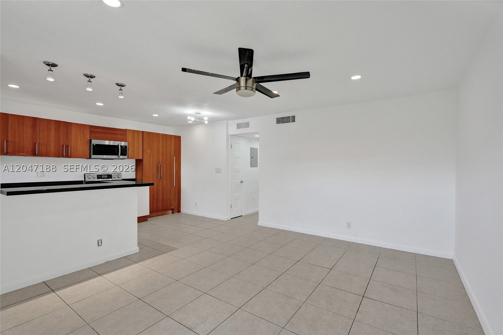WINDSOR COURT CONDOMINIUM - Residential Lease