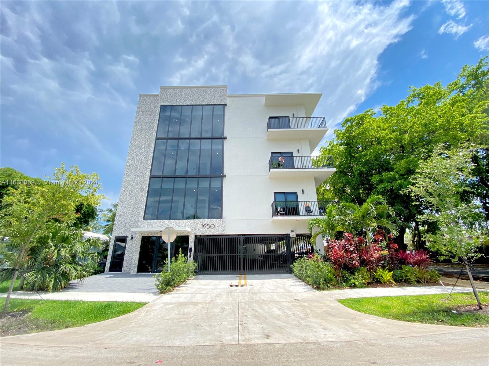 HOLLYWOOD VIEW - Residential Lease