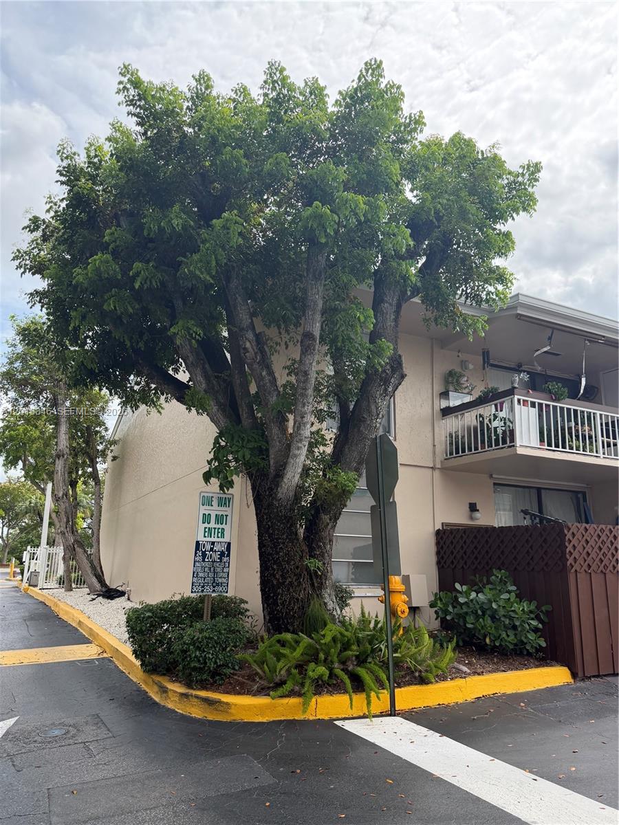 Beautiful and spacious 1Bed/1Bath corner unit in a prime Miami location! This bright second-floor residence offers over 750 Sq.Ft. of living space with an excellent layout, in-unit washer and dryer, and abundant natural light throughout. Located just steps from the prestigious Miccosukee Golf & Country Club, this unit combines comfort, convenience, and an unbeatable location close to shopping, dining, major highways, and entertainment. Perfect for homeowners or investors!