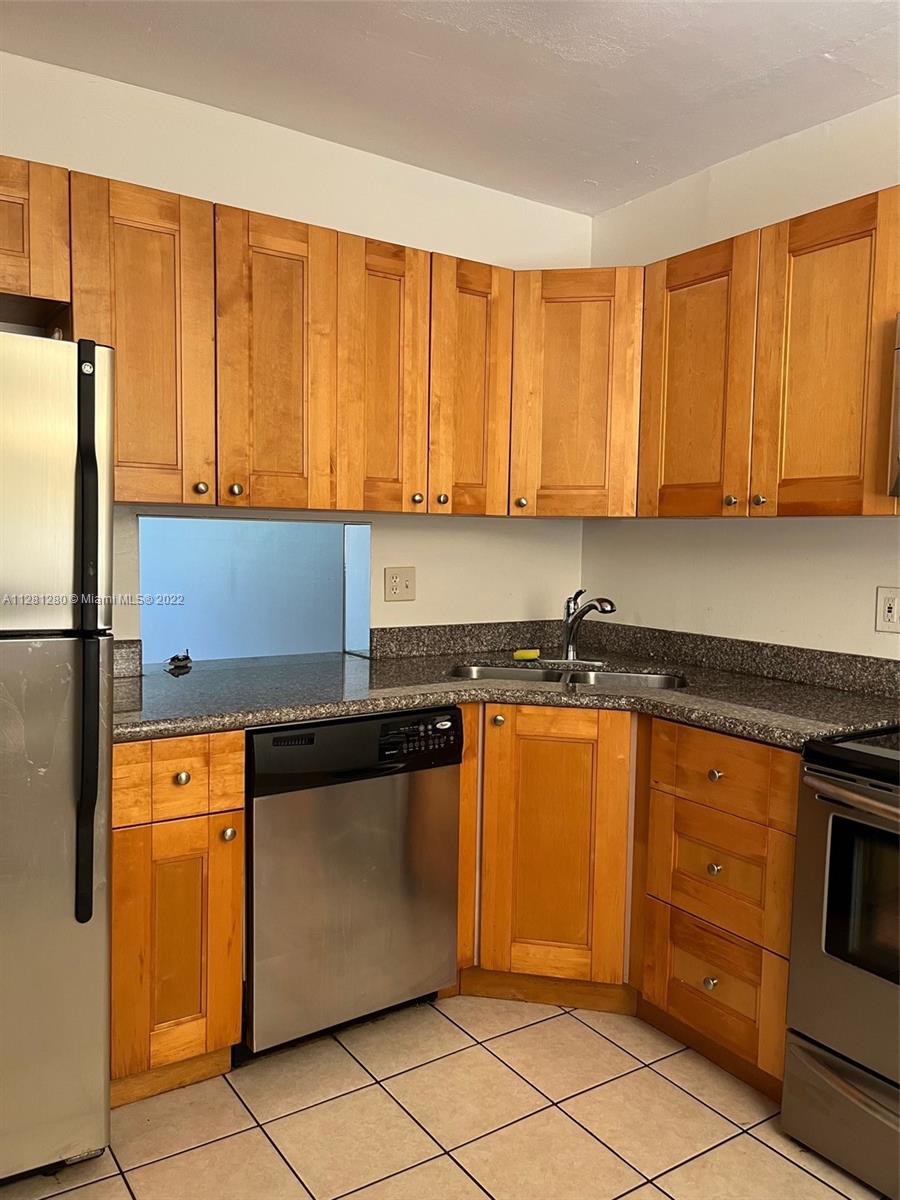 Nice and bright all ages condo unit, one bedroom with 2 bathrooms. This condo is in a gated community and it's located close to the major highways, like the Turnpike.
