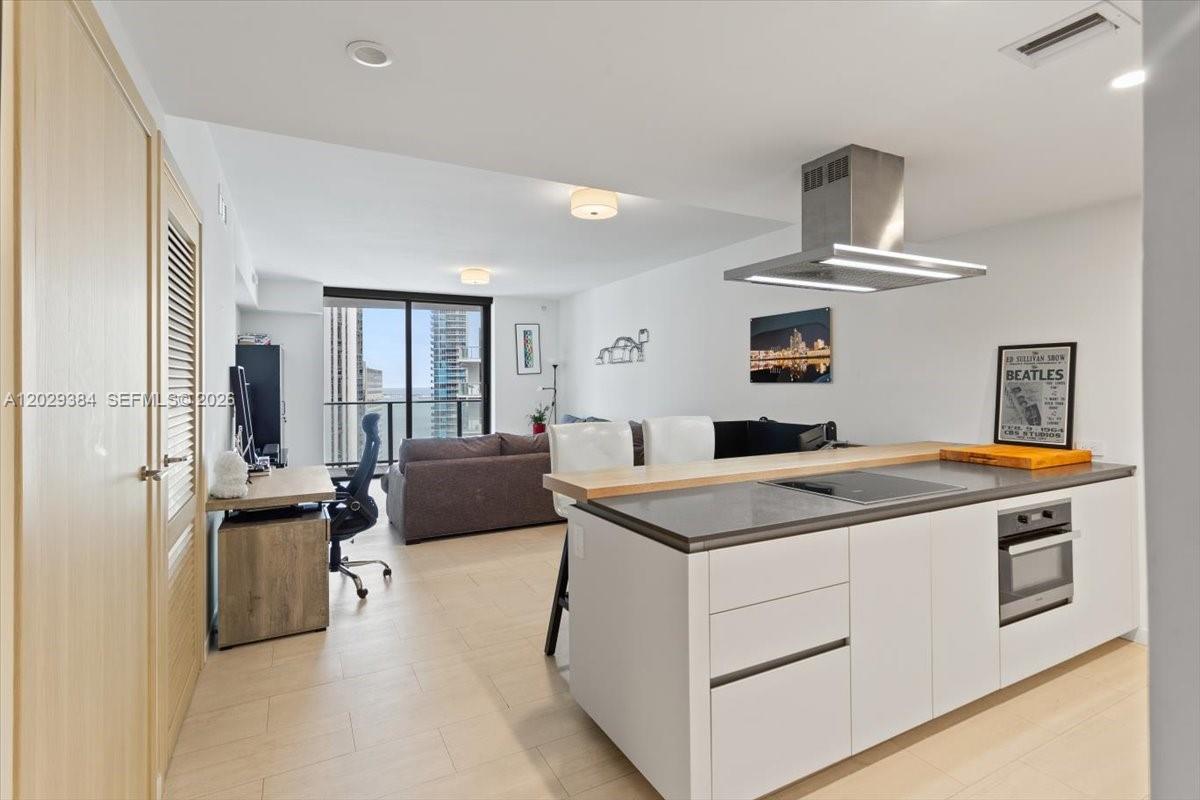 Flatiron 3303, Modern 1 Bed, 1.5 bath unit in the heart of Brickell. 829 sqft of living space. Features include high
ceilings, built-in closets, roll-up shades, sleek tile flooring, and a spacious balcony with gorgeous city and bay
views. The primary bathroom includes a Jacuzzi tub and elegant finishes, plus a convenient half bath for guests.
Amenities include rooftop gym, spa, and pool, theater, cigar/wine/billiards lounges, library, kids' playroom.
conveniently located closed distance from Brickell City Centre, top restaurants, shopping and more.
