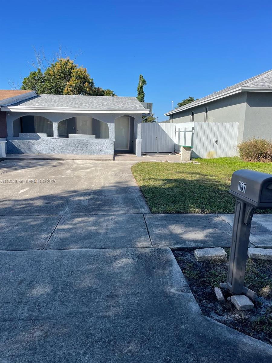 Approved Short Sale! Great opportunity to purchase a 2-bedroom, 2-bathroom home with a
modern kitchen featuring quartz countertops and stainless-steel appliances. Conveniently located
just minutes from Las Olas Beach, shopping, restaurants, pharmacies, and hospitals.
No HOA. Property is vacant and easy to show. Sold As-Is.