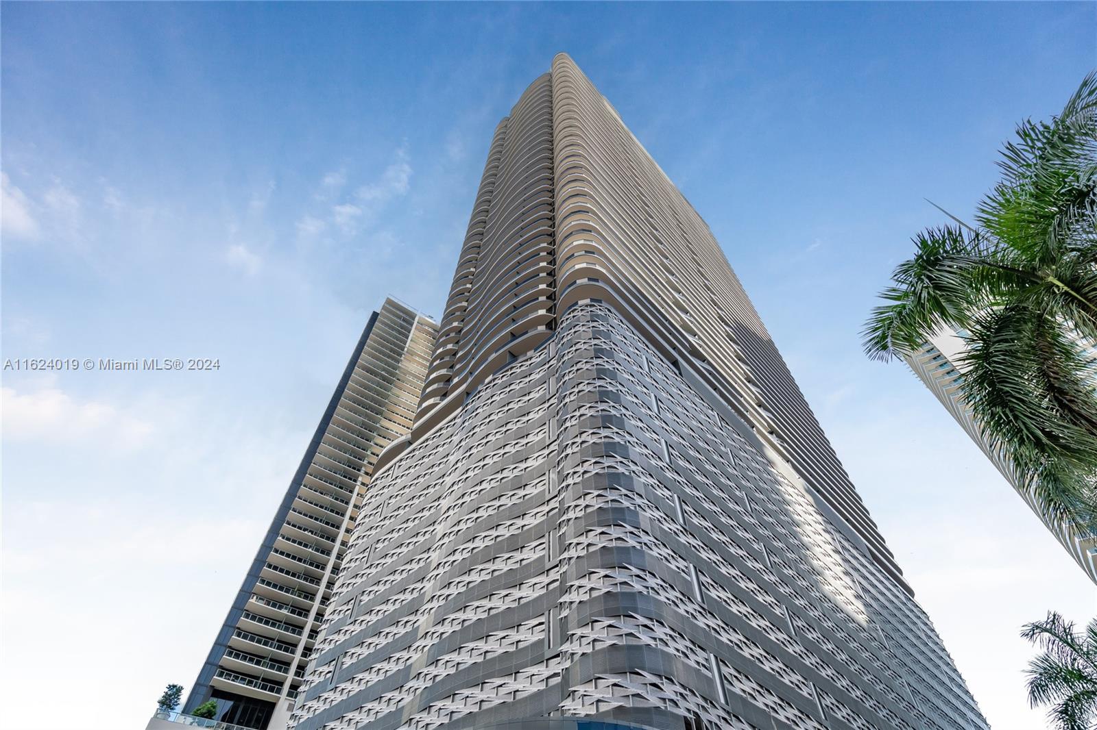 Beautiful and super luxurious. 1 Bed +2 full bath + Den with closet. Italian porcelain tile flooring by Casalgrande Padana, energy efficient impact resistant floor to ceiling windows and an enhanced insulation sound proofing between units. Flatiron is an ultra-luxury condo development in Brickell that offers 5 star amenities that includes: gym, spa, steam room, a sauna and locker rooms. At the 18th floor amenities you will find a movie theater, a cigar and wine room, a social lounge with a pool table and a children's playroom, full-service concierge and 24 hours security. Walking distance to restaurants, Brickell city centre, Mary Brickell Village and much more. Great opportunity!