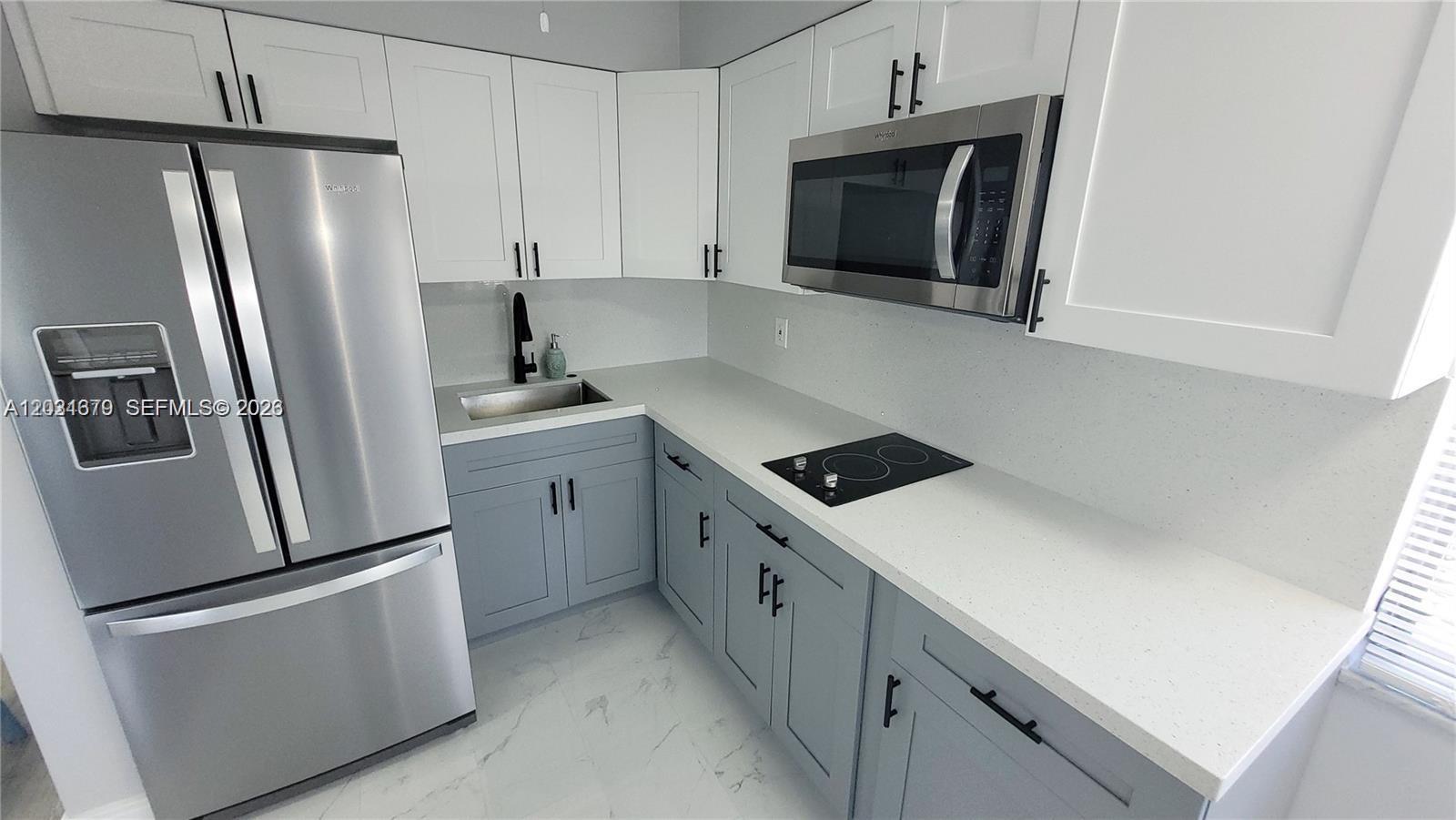 COLONIAL HOUSE CONDO - Residential