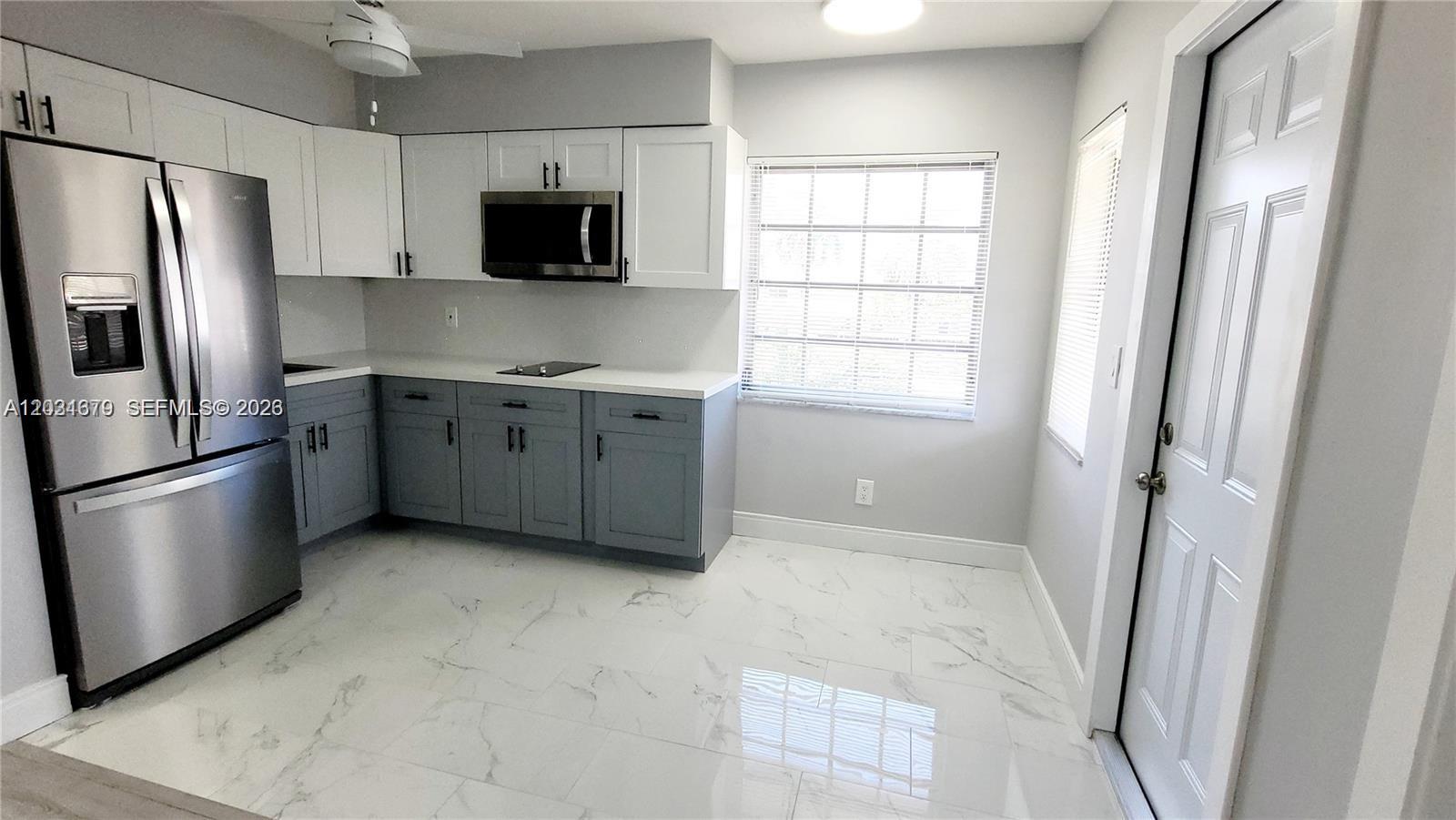 COLONIAL HOUSE CONDO - Residential