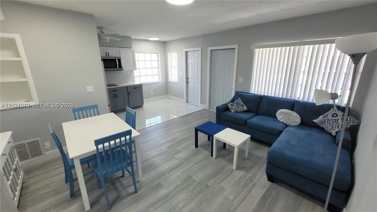 COLONIAL HOUSE CONDO - Residential