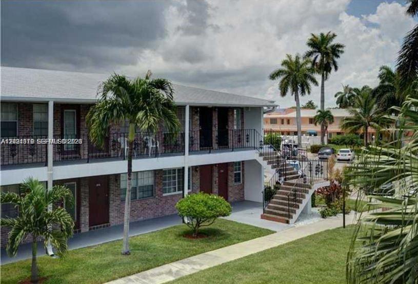 COLONIAL HOUSE CONDO - Residential
