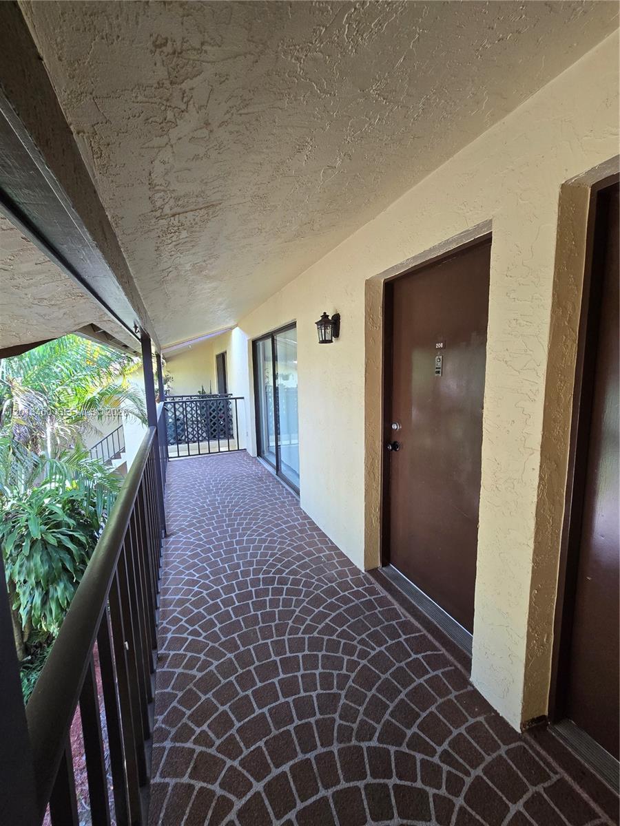 ISLAND HOUSE CONDOMINIUM - Residential