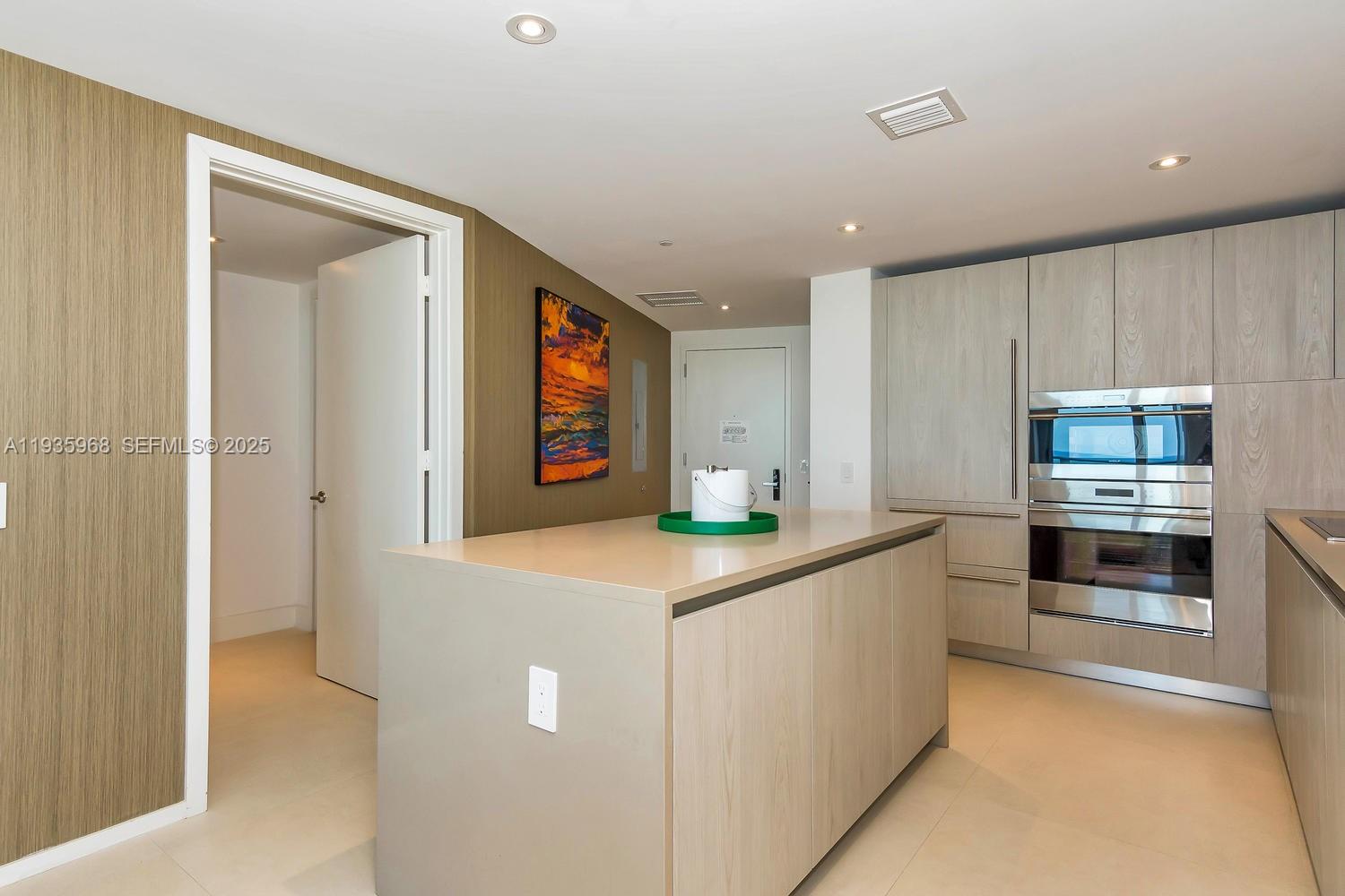 Investor's Dream! Oceanfront property 1 Bed, 1 Bath Apartment at The Hyde Resort with a huge balcony overlooking the ocean unit features top-of-the-line appliances and offers access to exceptional resort amenities. Perfect for investors, this unit can be rented on any digital platform, providing flexibility and maximizing rental income potential.Walk to Wallmart just 1 block away, Aventura Mall 10 minutes, enjoy the most prestige Beach of Hollywood like a super Star Oceanfront property Fully furnished with high-end appliances Access to world-class amenities: pool, spa, fitness center, and more Ideal for both personal use and investment Don’t miss this incredible opportunity to own a piece of luxury and generate income effortlessly!