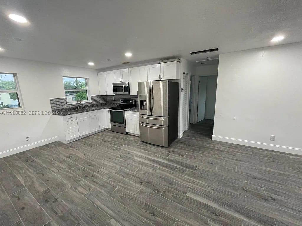 Beautiful 2 bedroom Unit in the heart of FORT LAUDERDALE, FULLY REMODELED WITH ALL OF THE BELLS AND WHISTLES, VACANT AND EASY TO VIEW