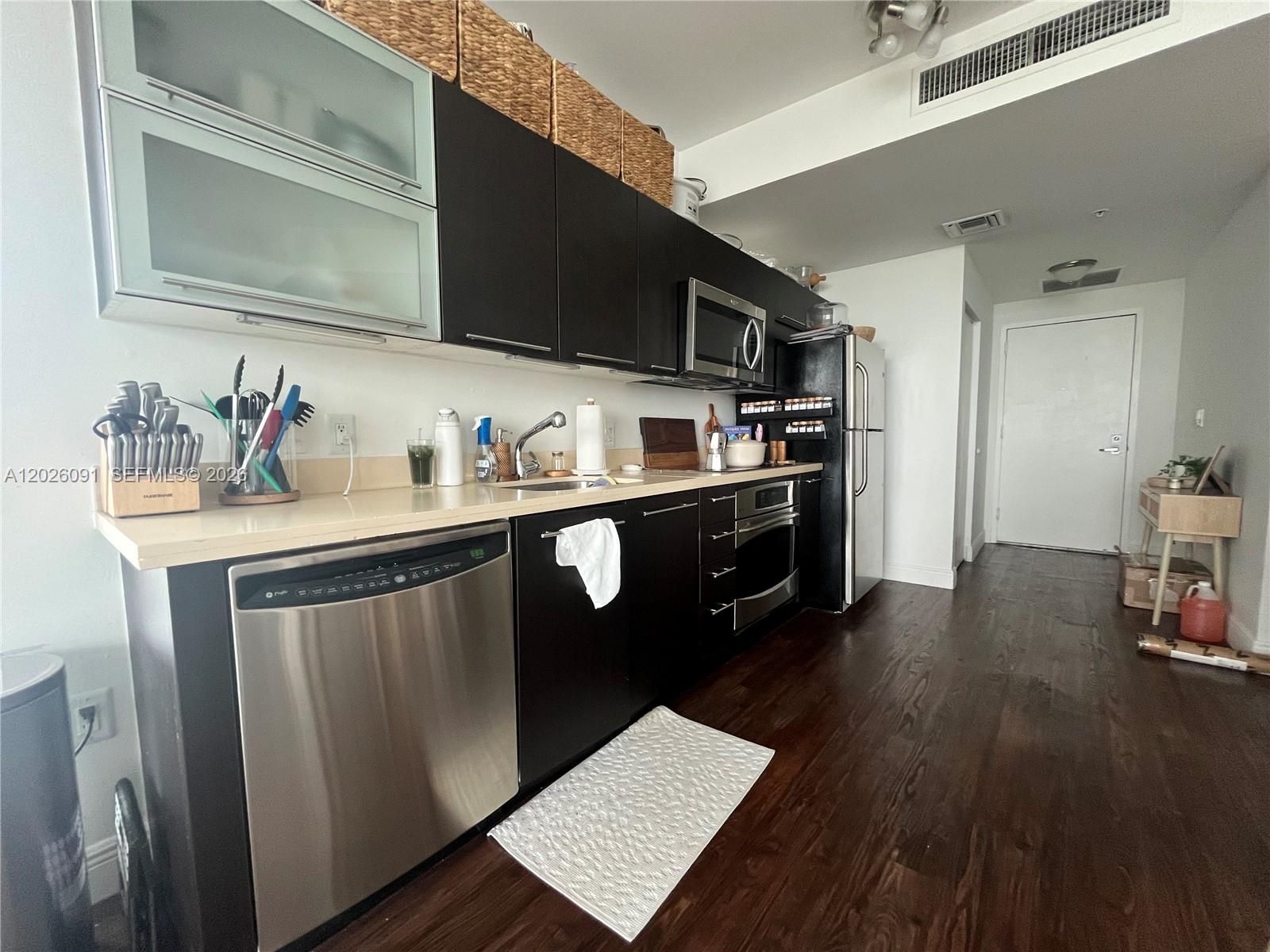 Gorgeous corner unit at the Ivy, in mint condition, dark wood imitation porcelain tile flooring, modern slider doors for the bedroom. Plenty of floor to ceiling windows, large balcony, and Miami skyline views. Open kitchen layout. Great view. Live in the center of Brickell in a modern, recently remodeled building, with top amenities: racquetball courts, high end spa, top gym, spacious pool deck, with city views. It won't last