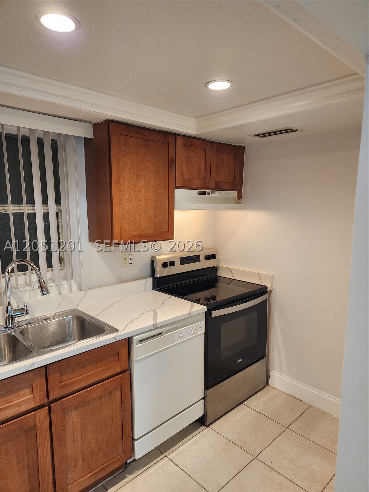 Great location in South Miami, close restaurantes and night life, Dadeland Mall, Metro Rail Station, Palmetto Express way, US1, Coral Gables, Coconut Grove, University of Miami.