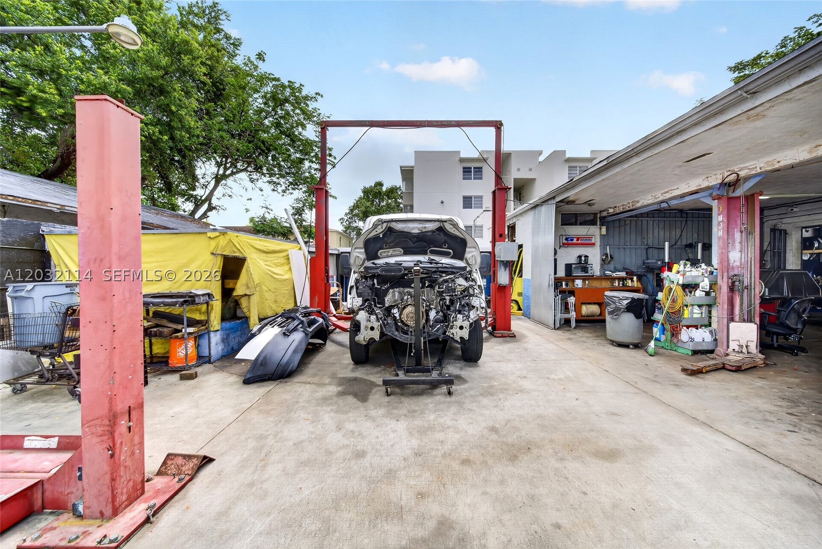 Main image without alt text