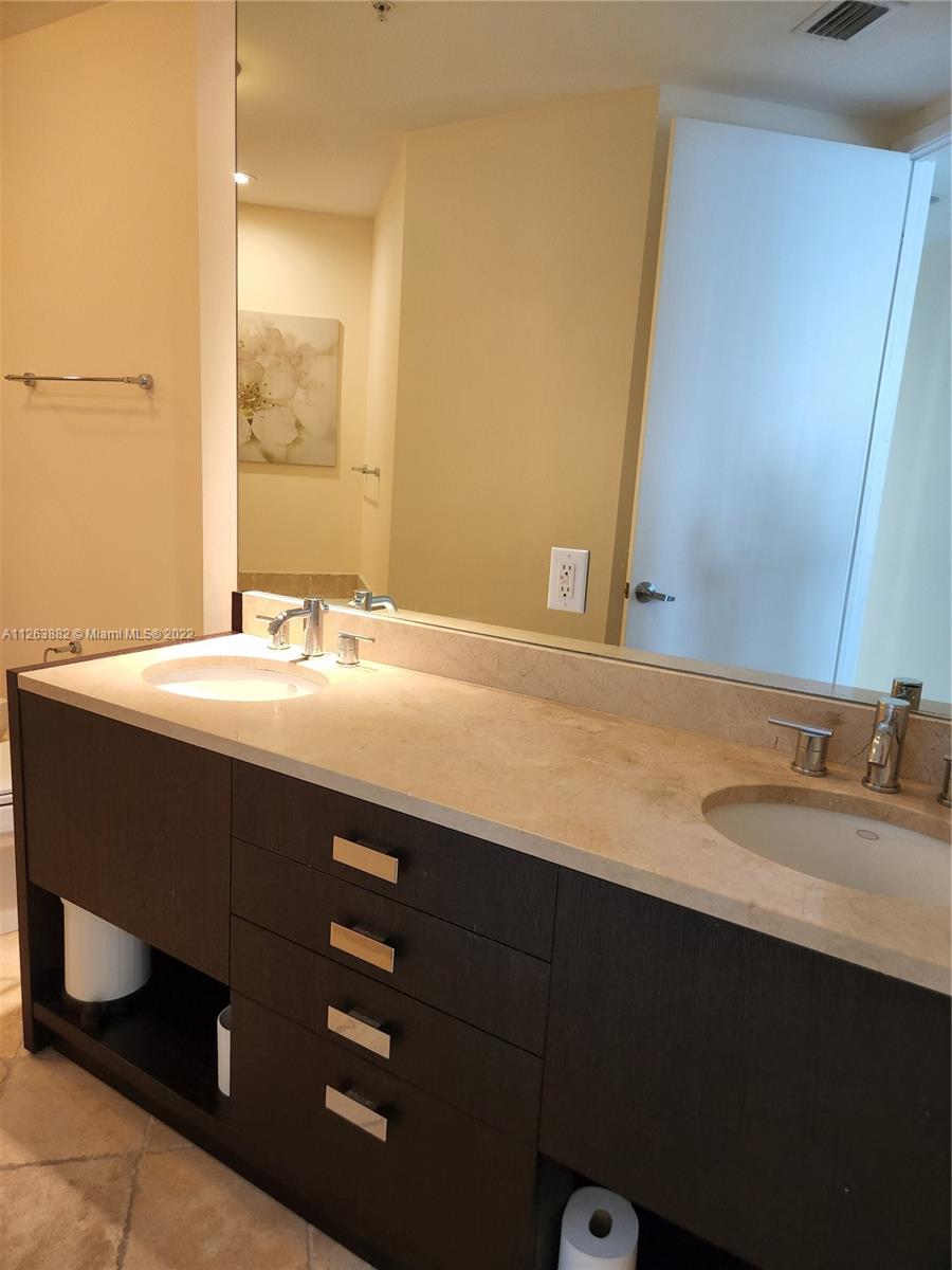 TRUMP ROYALE CONDO - Residential Lease