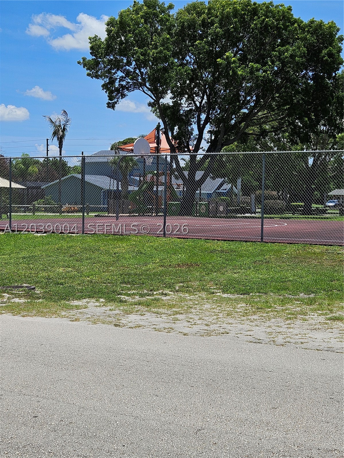 PARADISE PARK - Land