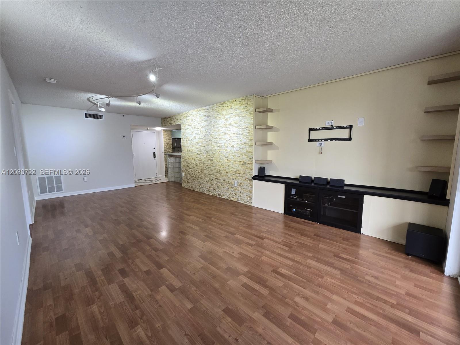 CHANTILLY CONDO - Residential