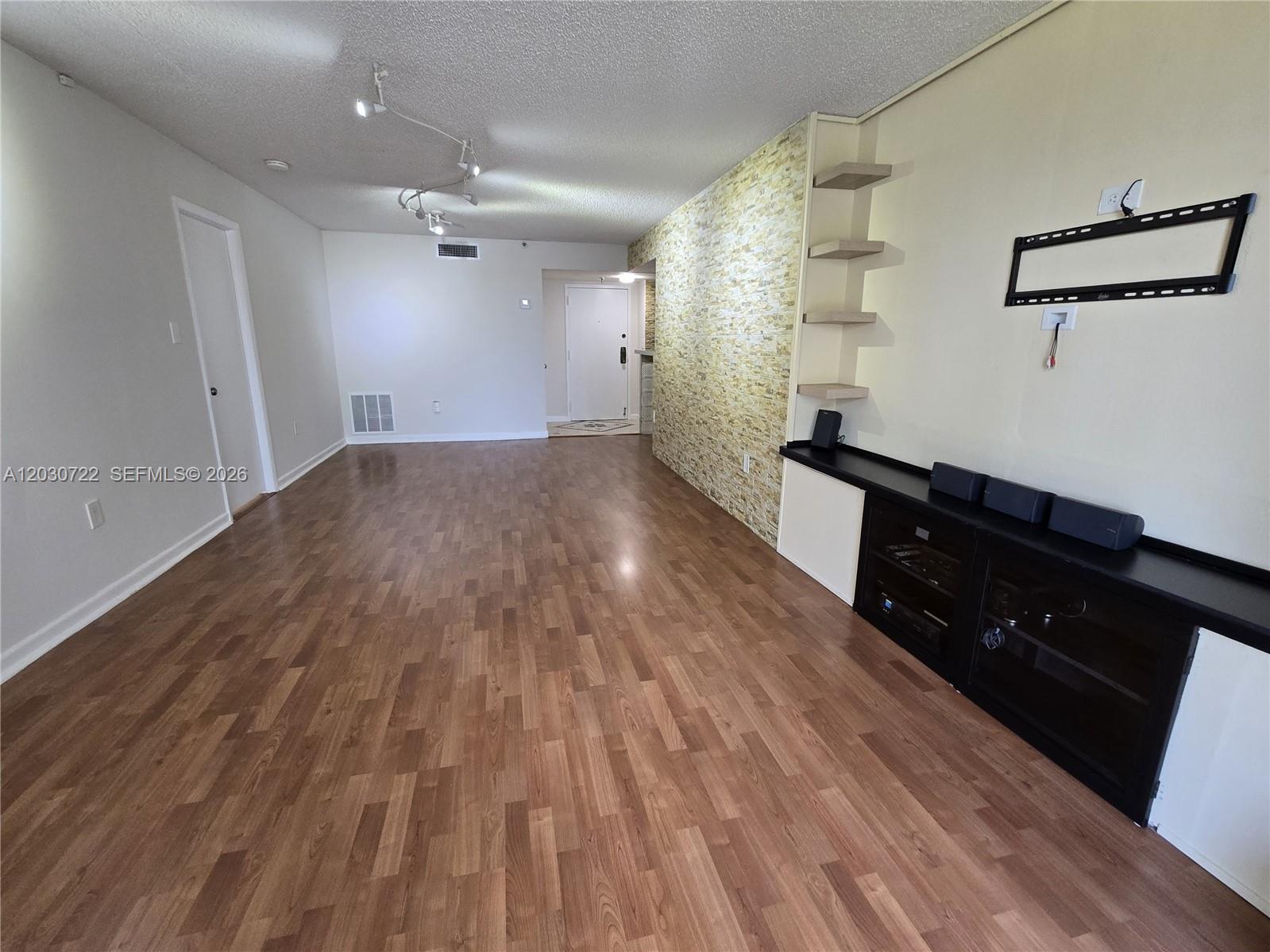 CHANTILLY CONDO - Residential