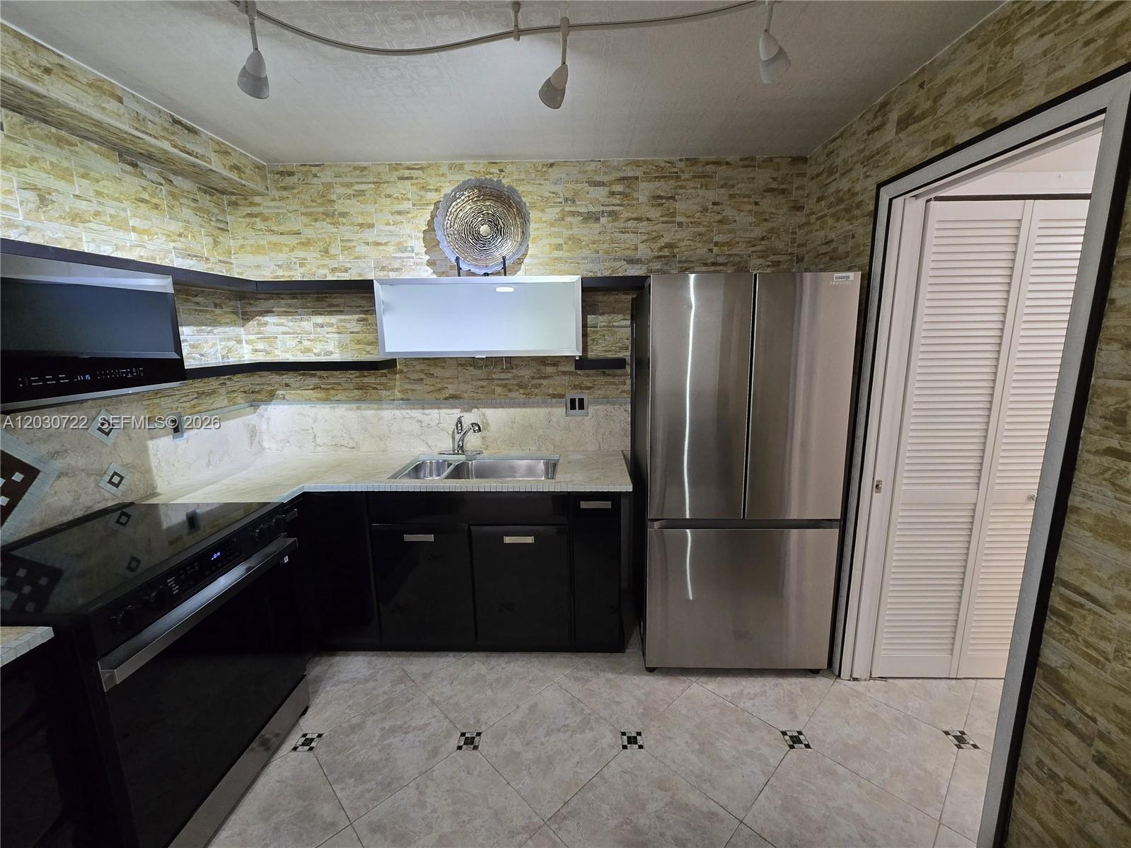 CHANTILLY CONDO - Residential