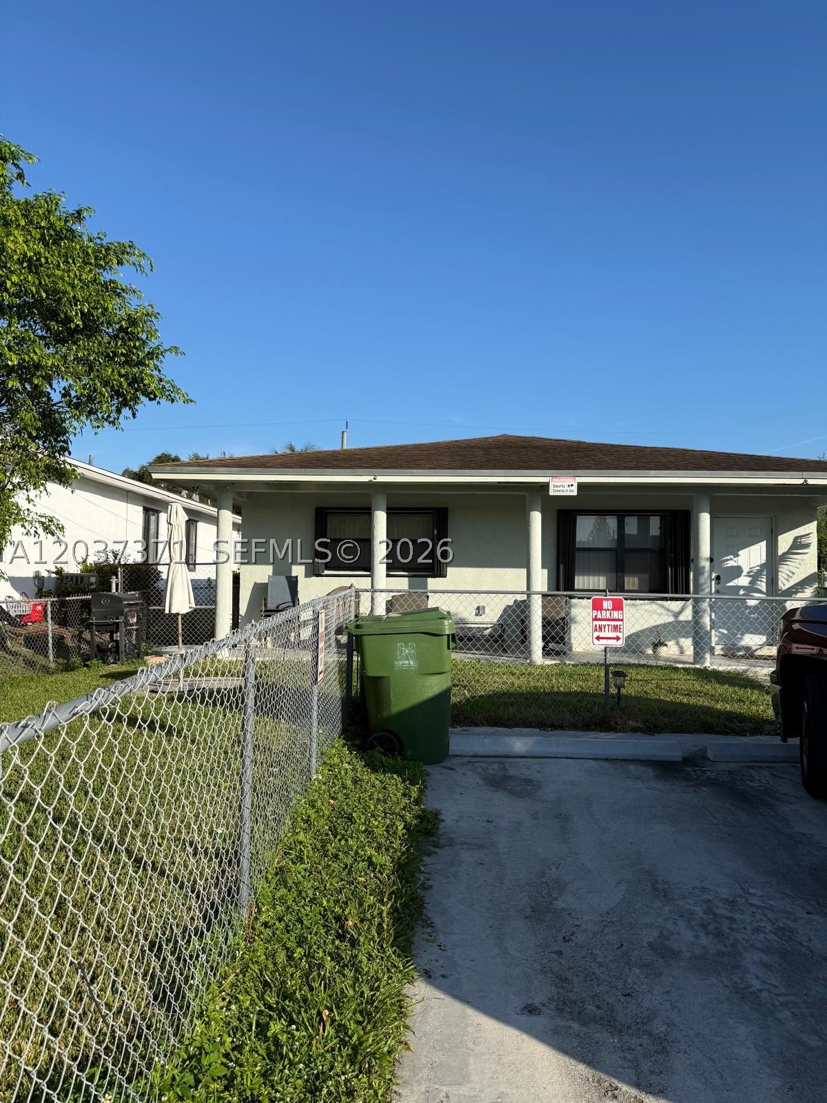 Beautifully updated duplex with open concept lay out. Neutral colors to please any tenant. Location cannot be better. Ready to move in after verification of background, credit and income. This 3/2 unit is very spacious and it and includes washer and dryer.
2+ parking spaces right in front of unit. Fenced in property for your safety. First month, 1.5 months security deposit.. Half month could be paid in six months installments. Unit is affordable for a medium size family. Section 8 welcomed.