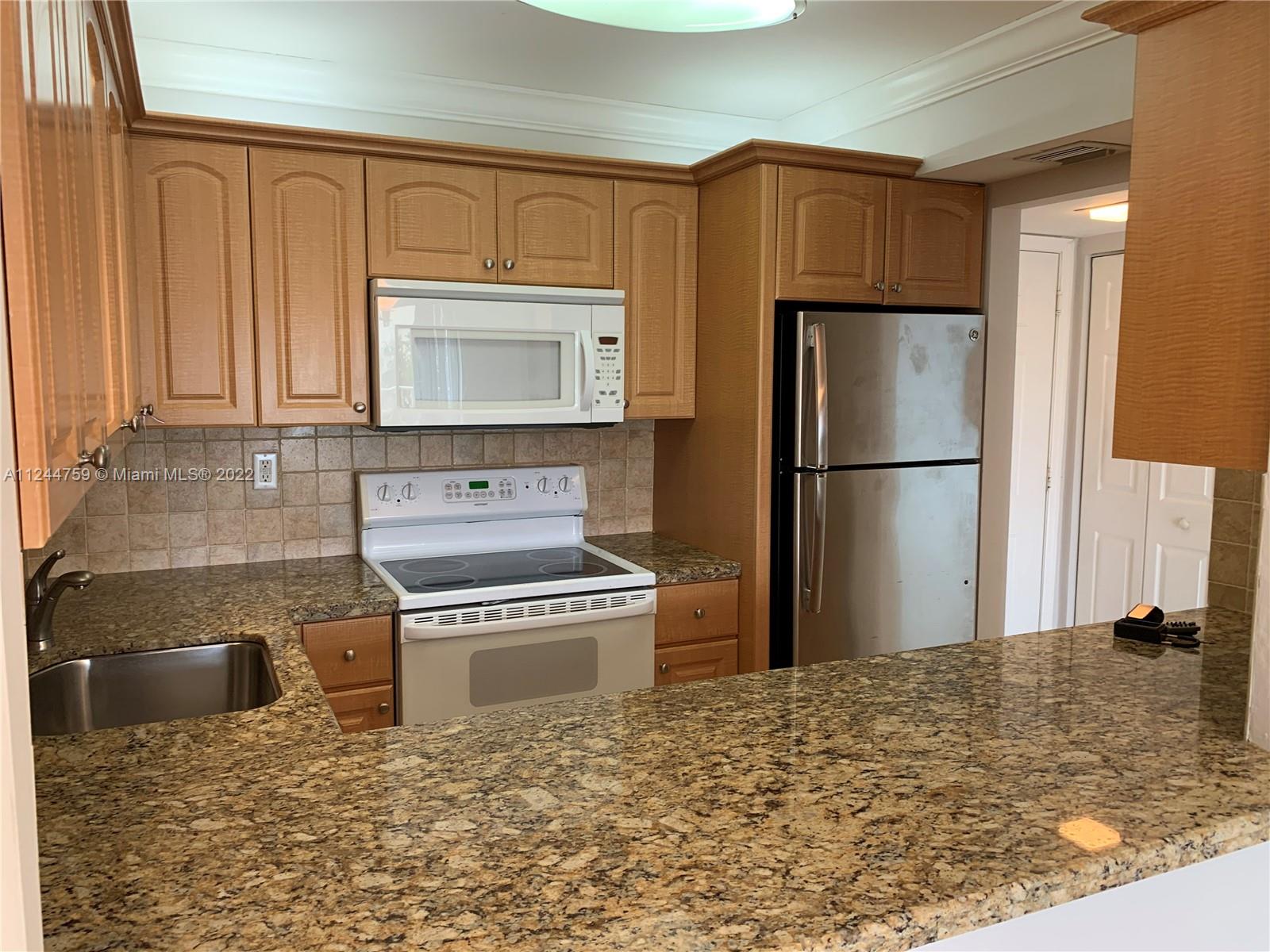 Very nice 1/1 unit located behind Baptist hospital, close to Downtown Dadeland, and metro rail. Amenities include pool, gym, weight room, private parking and tennis courts. Washer and Dryer inside the unit. Water included in the rent. Tennant occupy until August 15th