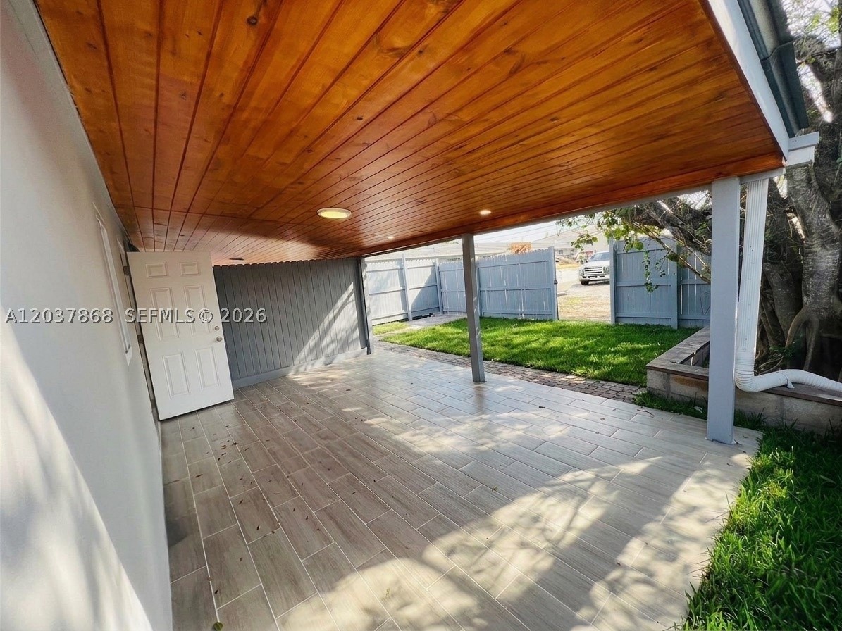 HOLLYWOOD LITTLE RANCHES - Residential Income