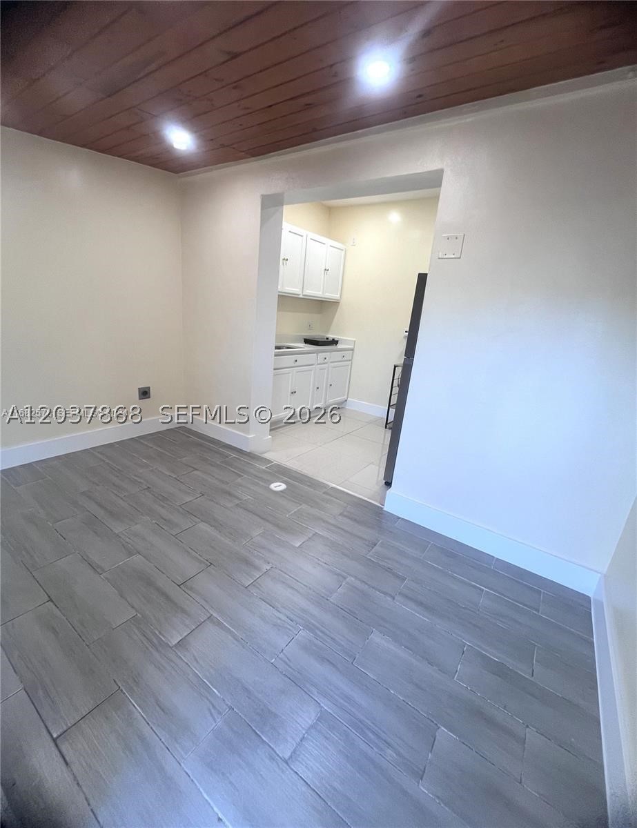 HOLLYWOOD LITTLE RANCHES - Residential Income