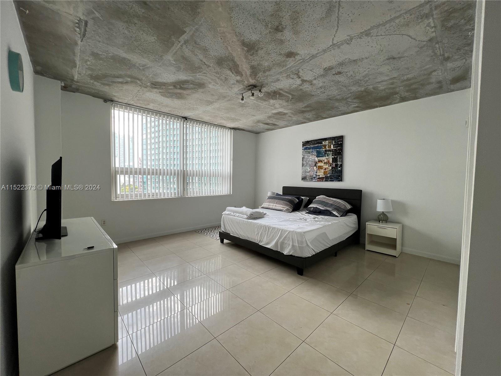 MIDBLOCK MIAMI CONDO - Residential Lease