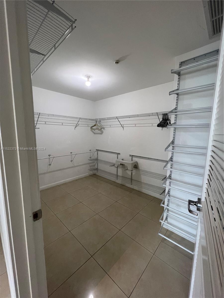 MIDBLOCK MIAMI CONDO - Residential Lease