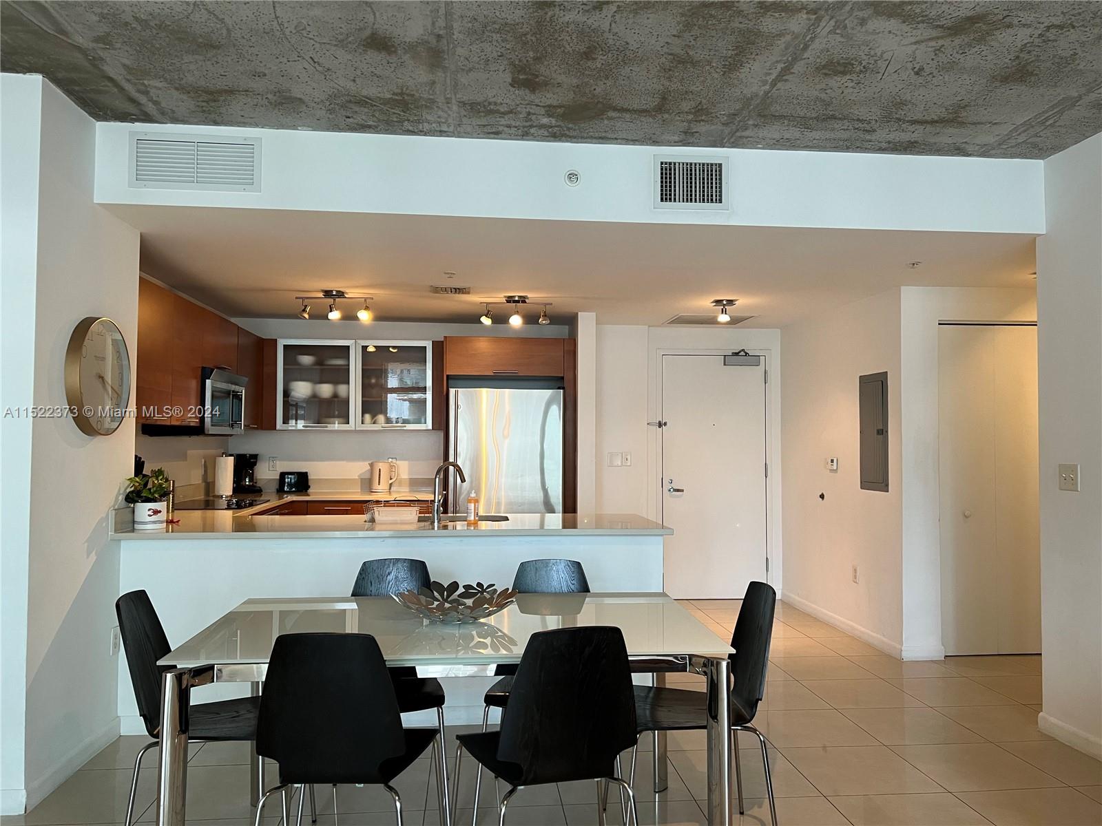 MIDBLOCK MIAMI CONDO - Residential Lease