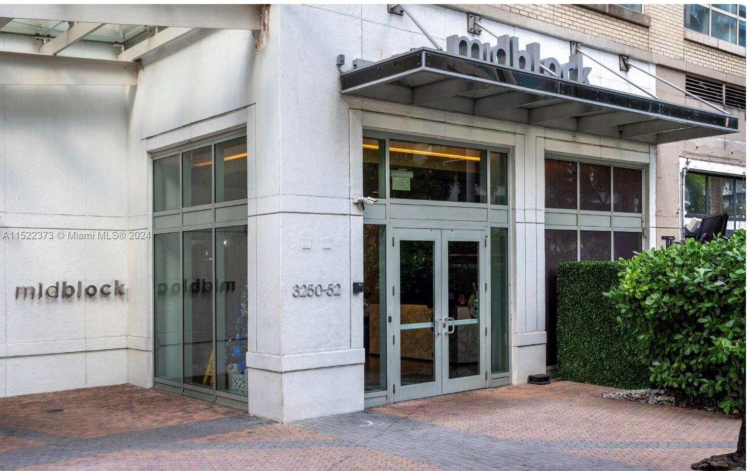 A Beautiful 2 bedroom with its industrial design. Perfect its location – trendy Midtown Miami scene in this is cool Wynwood and Design District adjacent area with dining, coffe shop, barry´s Bootcamp downstairs and the building, Supermarkets shopping right downstairs. This apartment is perfect for business professionals, friends, or a family. Amenities include free garage parking, a gym with a view and a pool with cabanas.