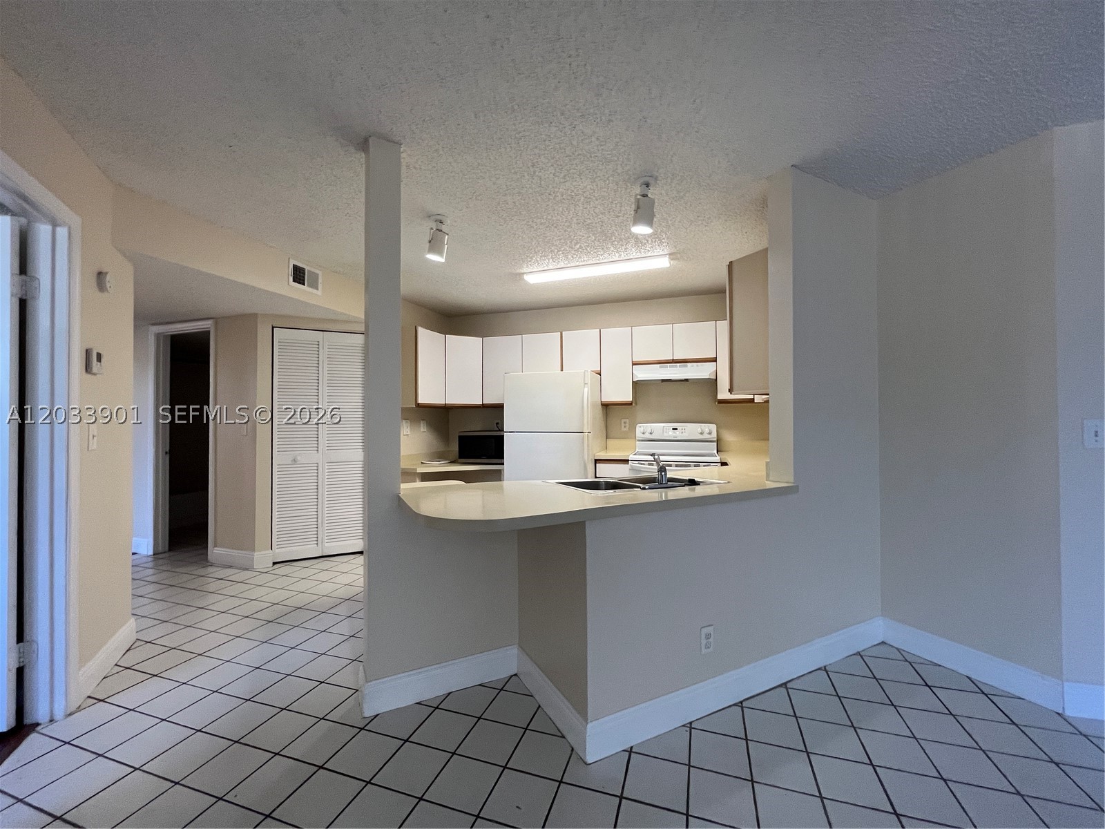 WINDWARD LAKES CONDO - Residential Lease