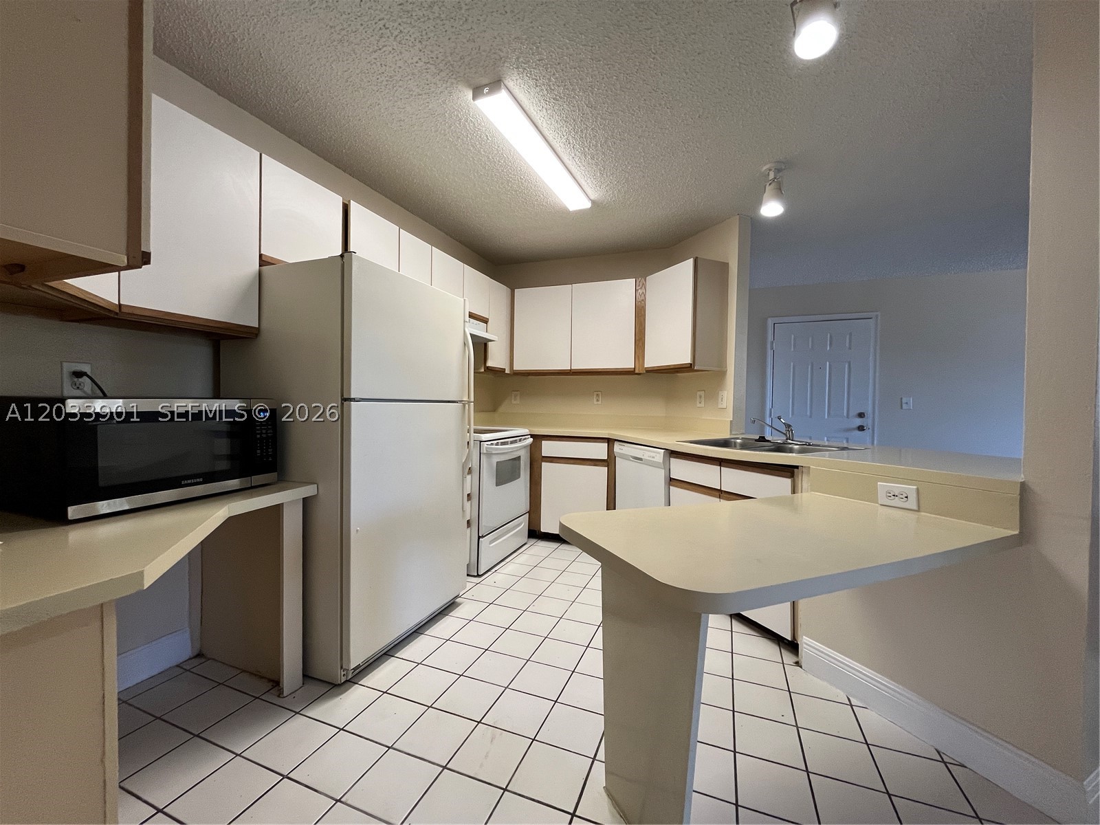 WINDWARD LAKES CONDO - Residential Lease