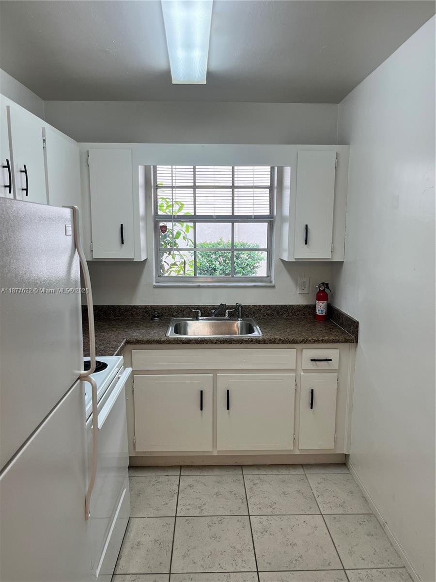 HOLLYWOOD LITTLE RANCHES - Residential Lease