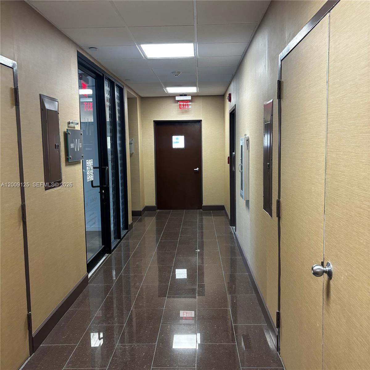 Excellent corner unit with view from every office and every corner . 864 sqft full used .Kitchen or Bar area .Conference room , 3 private offices , FREE plenty parking area .Great Condition and ready for use