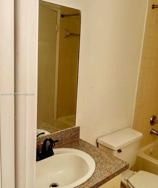 VILLAS DE VENEZIA - Residential Lease
